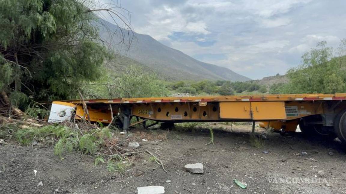 $!El tráiler arrastraba doble remolque; uno de ellos quedó a un lado de la carretera.