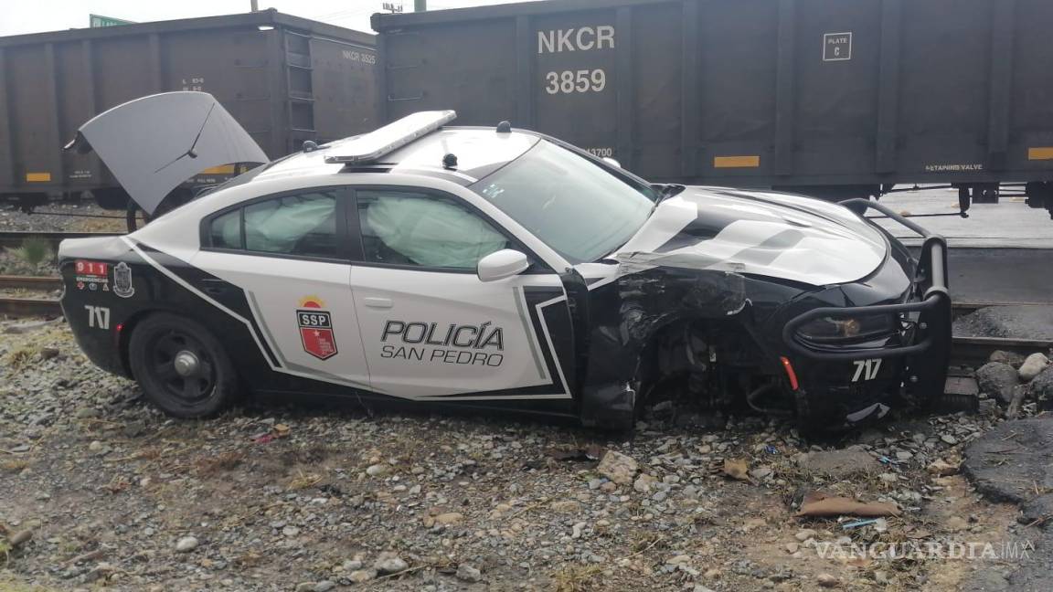 Policías apenas la libran, tren impactó a patrulla en San Pedro Garza García, Nuevo León