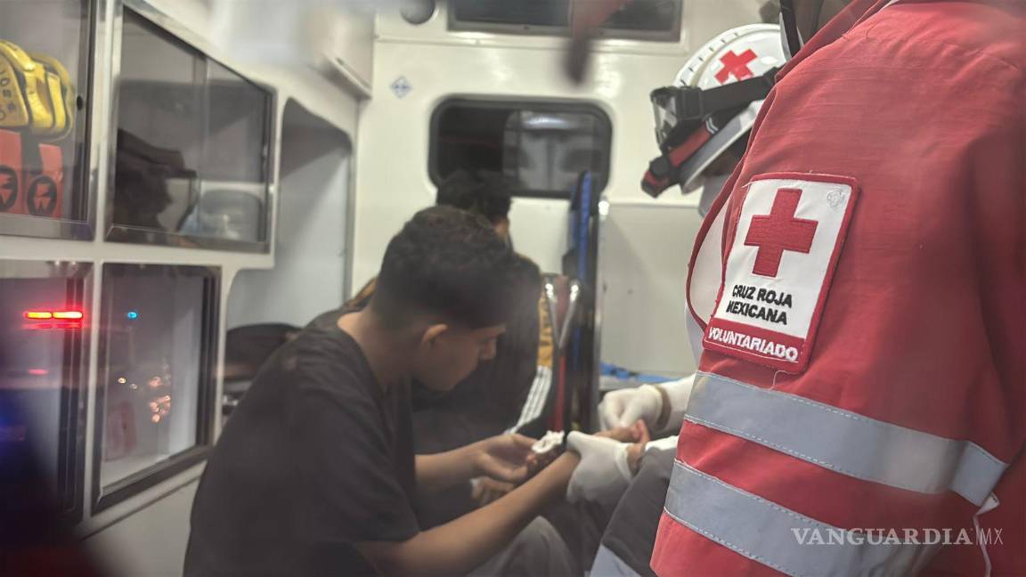 $!Paramédicos de la Cruz Roja valoraron a los dos jóvenes que viajaban en la motocicleta; ninguno presentó heridas graves.