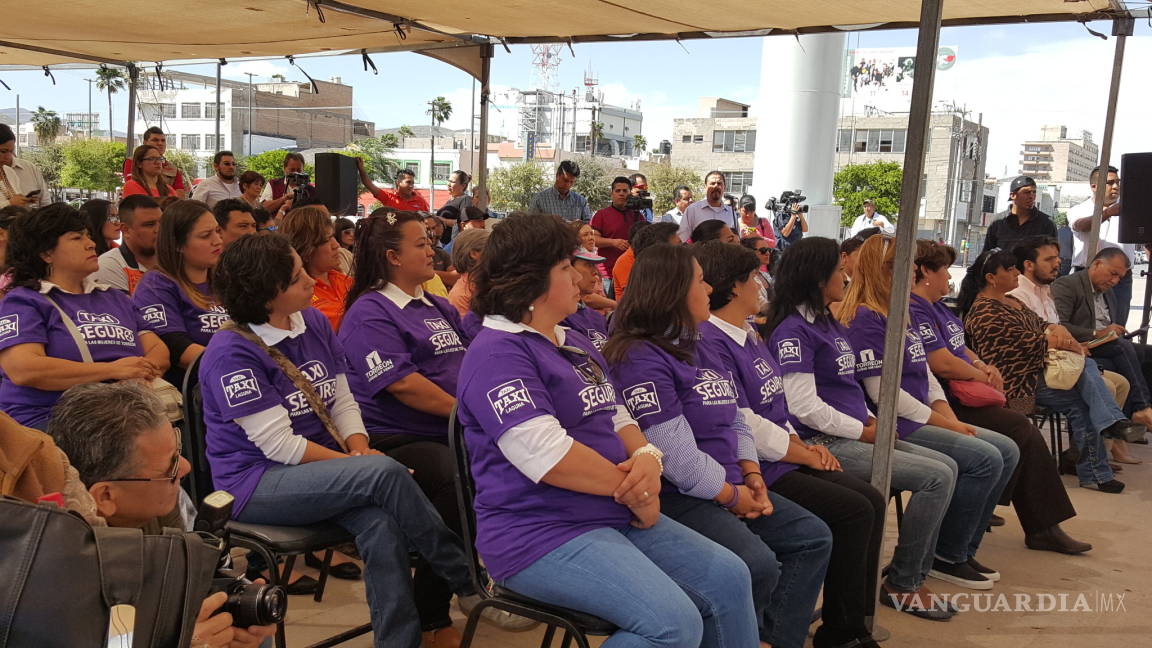 $!Entregan en Torreón unidades de taxi seguro para mujeres