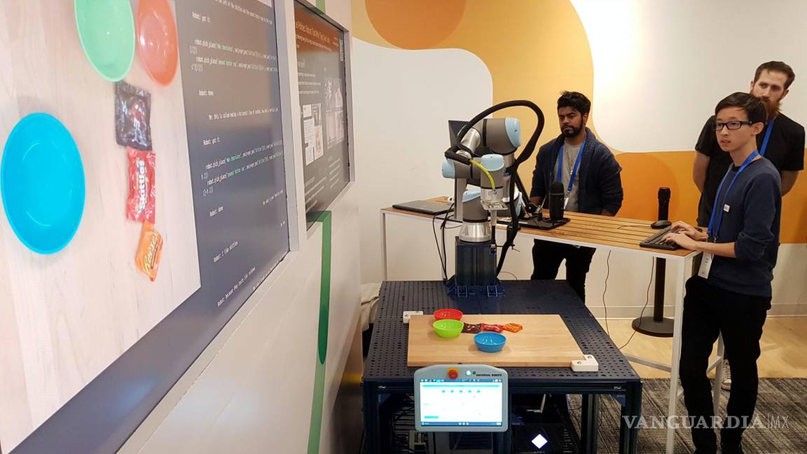 $!Un técnico de Google hace una demostración sobre el uso de la Inteligencia Artificial (IA) en la robótica.