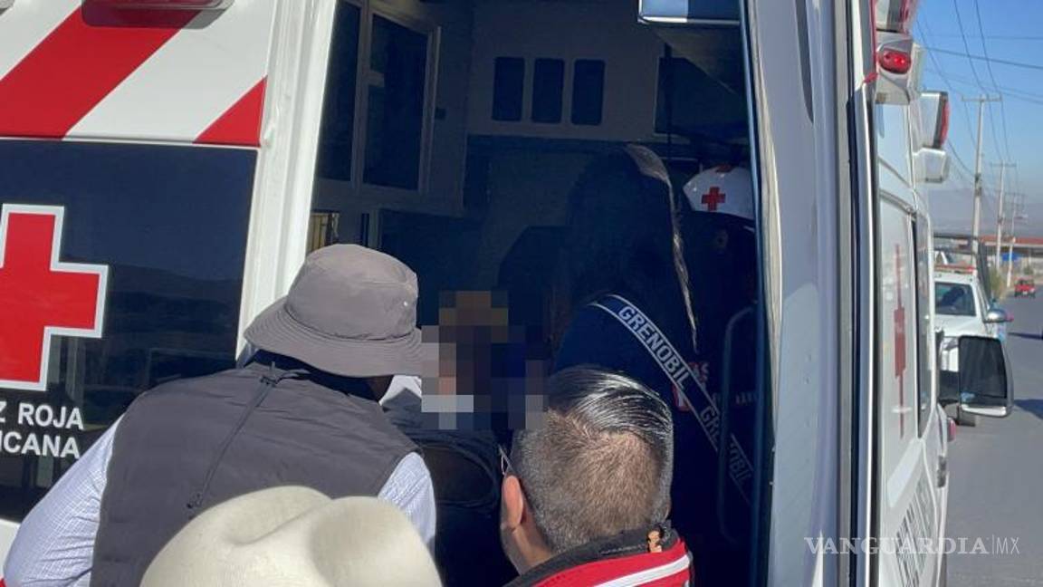 $!El operador del camión de carga resultó lesionado y fue atendido por personal de la Cruz Roja en el lugar.