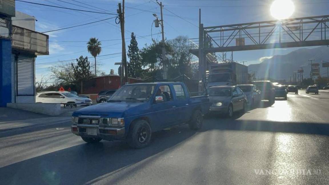 $!Una vez que el tráiler encendió, los agentes coordinaron su movimiento para orillarlo y restablecer la circulación.