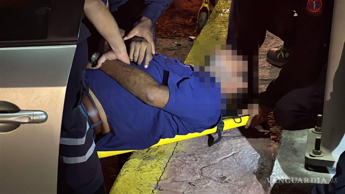 $!Paramédicos de Protección Civil brindaron atención al conductor lesionado antes de trasladarlo a un hospital en Saltillo.