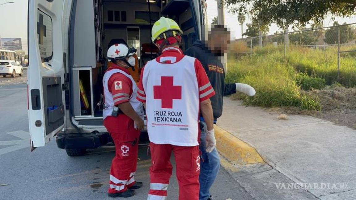 $!Paramédicos llegaron rápidamente al lugar, pero el joven decidió no ser trasladado al hospital.