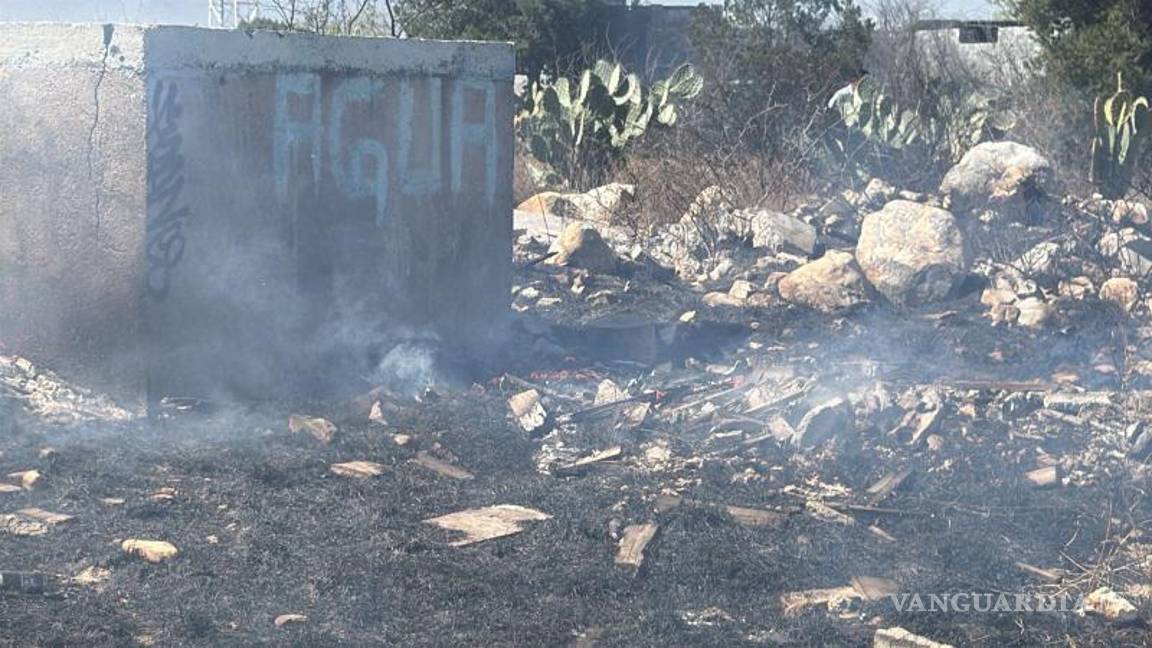 $!Bomberos tardaron una hora en controlar el incendio en la colonia San Luis, que afectó un terreno lleno de maleza.