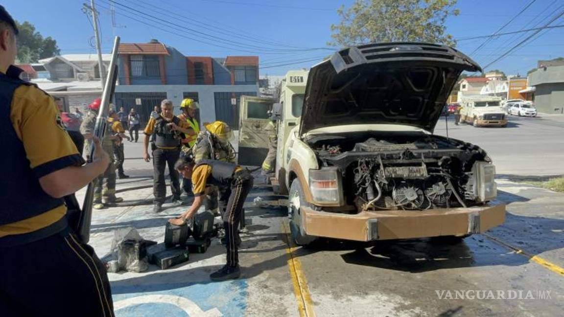 $!El camión de valores de la empresa Tecnoval quedó completamente calcinado tras incendiarse en el cruce de Hidalgo y Reynosa, al norte de Saltillo.