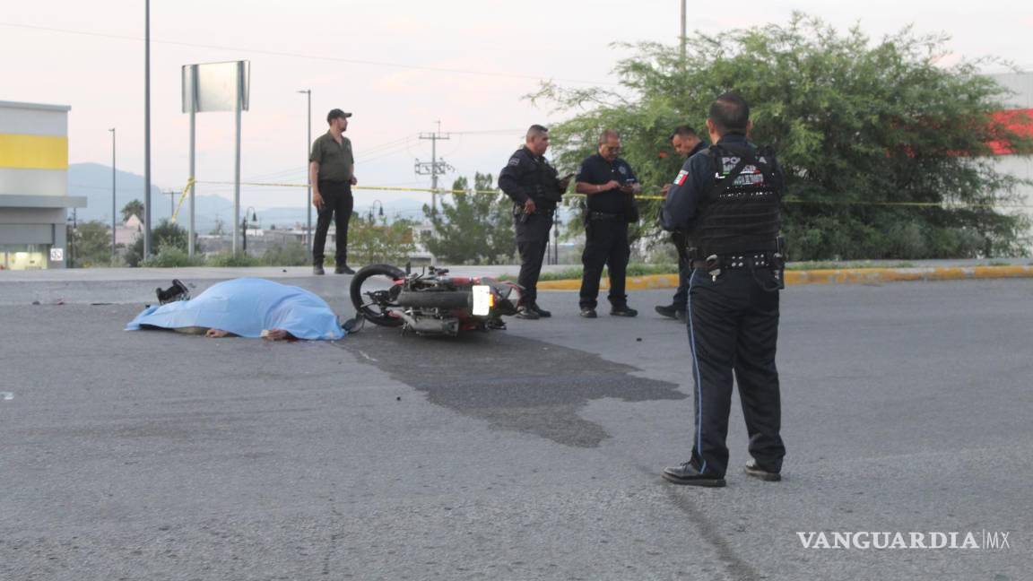 $!Brandon Eduardo, de Chiapas, murió al chocar contra una camioneta en la avenida Plan de Guadalupe, Ramos Arizpe.