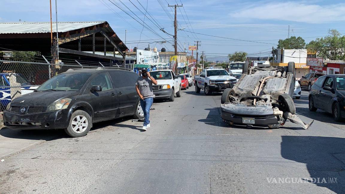 Menor de edad vuelca su auto en colonia Centenario de Saltillo