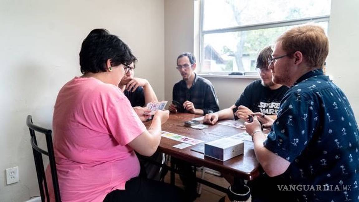 $!Será mamá y criará a la bebé ¡con sus cuatro novios!