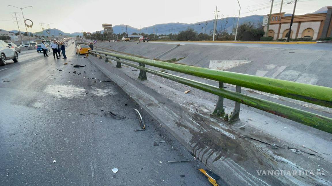 $!El impacto del taxi contra la barrera de contención causó daños materiales.