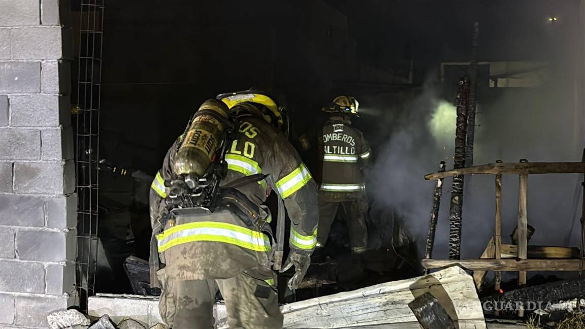 $!Los bomberos trabajaron para sofocar el incendio que consumió por completo la humilde vivienda en la colonia Puerta del Oriente.