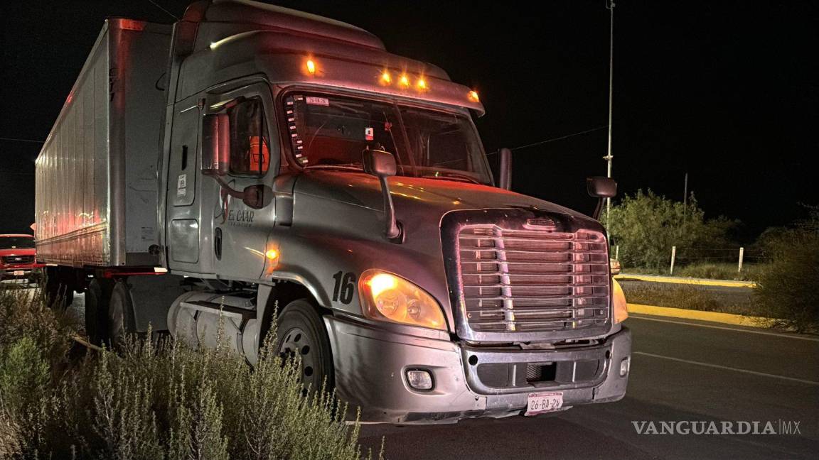 $!El tráiler fue asegurado sobre el Arco Vial Zapalinamé tras el atropello.