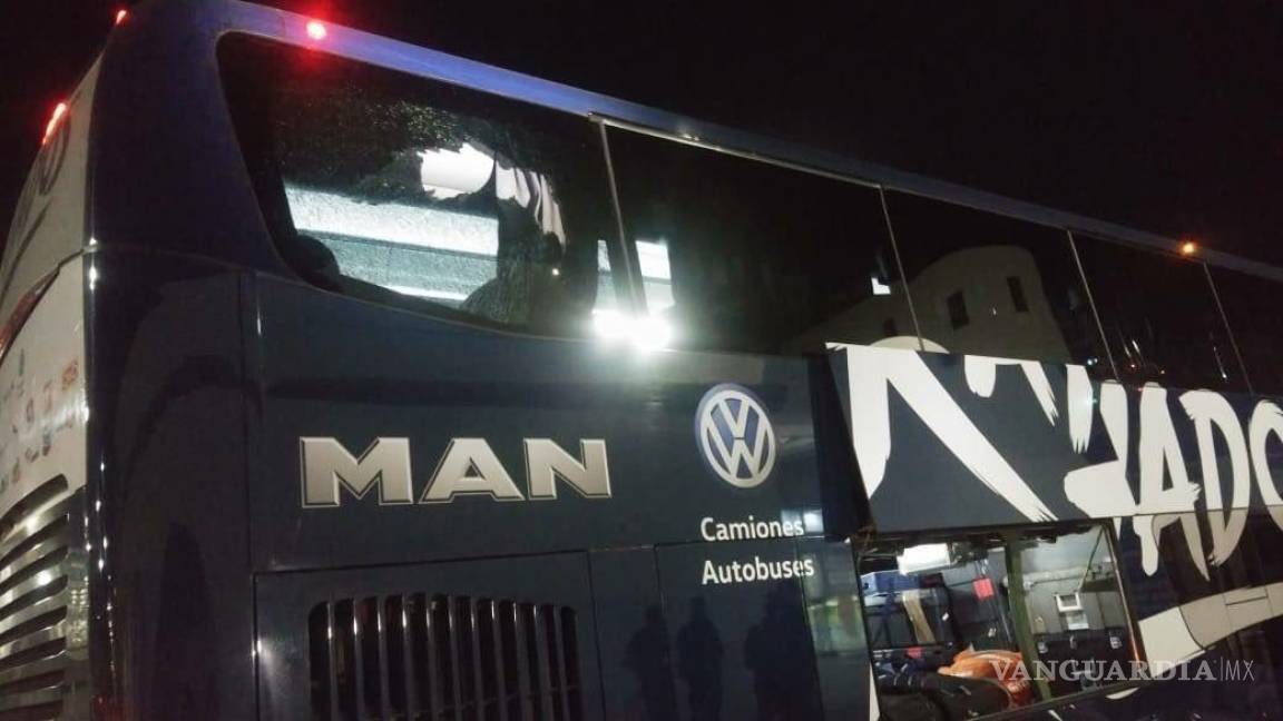 Aficionados de Santos hacen un 'River Plate' y apedrean autobús de Rayados