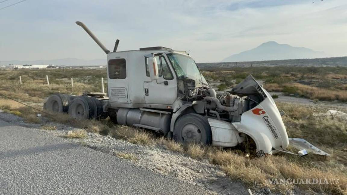 $!Aunque el conductor del tráiler sufrió varias lesiones, se negó a ser trasladado a una unidad hospitalaria.