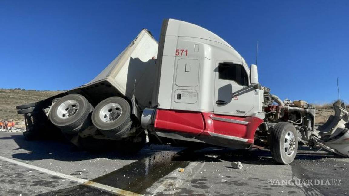 $!A pesar de lo aparatoso del accidente, el conductor del tráiler resultó ileso.