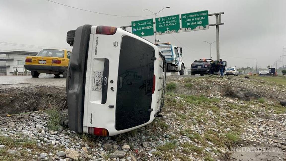 $!El conductor fue auxiliado por oficiales de Tránsito, sin requerir traslado médico.