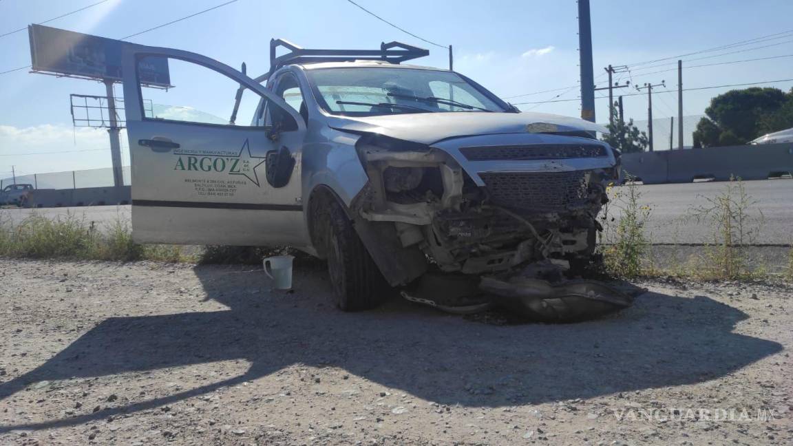$!Choca transporte de personal a camioneta y provoca volcadura en la Saltillo-Zacatecas