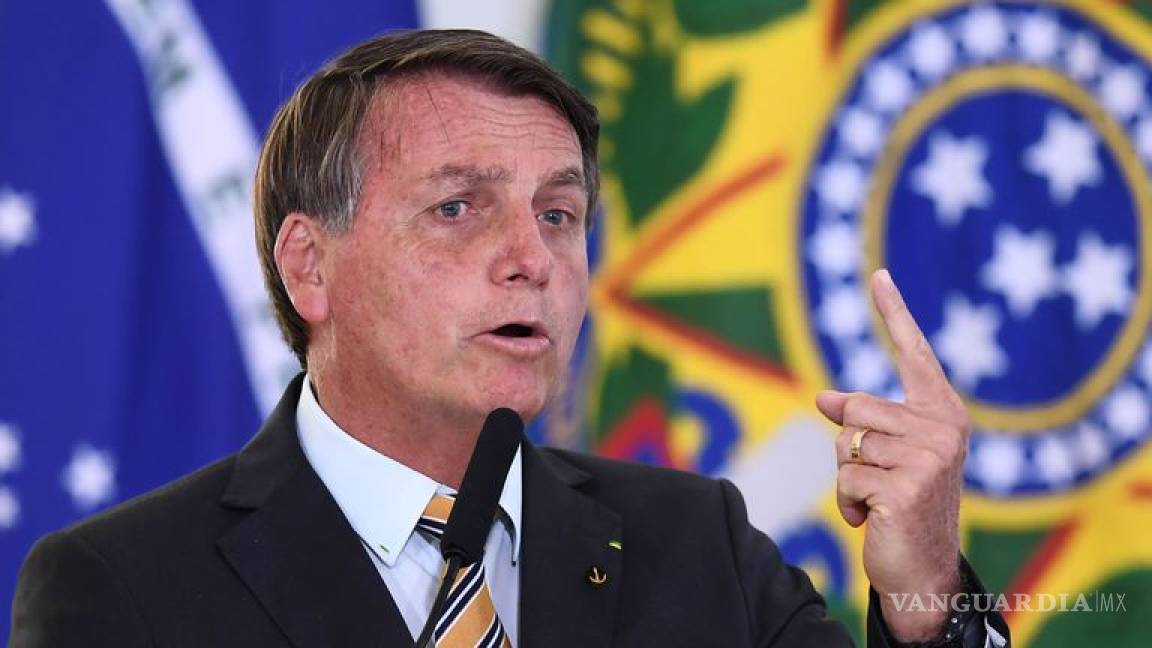 Bolsonaro exige a Brasil dejar de ser &quot;un país de maricas&quot; por temor al COVID-19