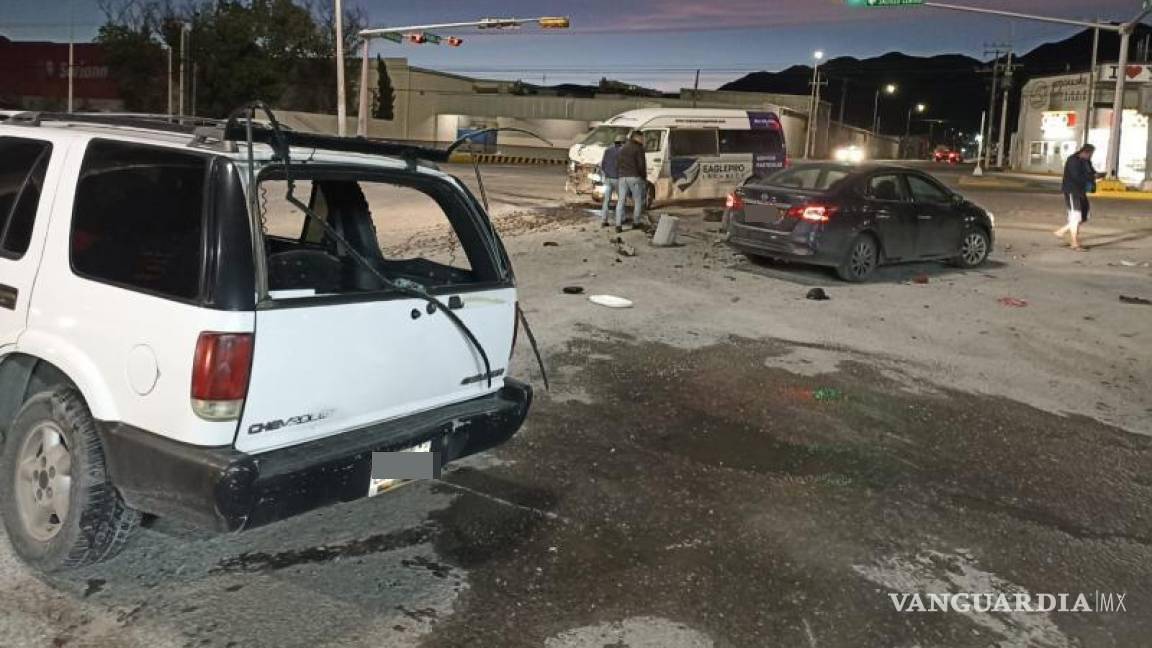 $!En el asfalto quedaron los restos de los transportes que colisionaron.