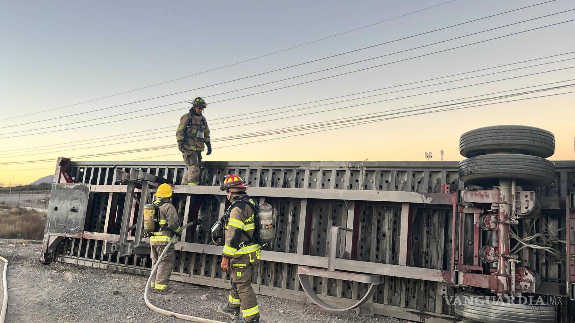 Vuelca tráiler con cilindros de gas y cierran la antigua carretera a Monclova por riesgo de incendio