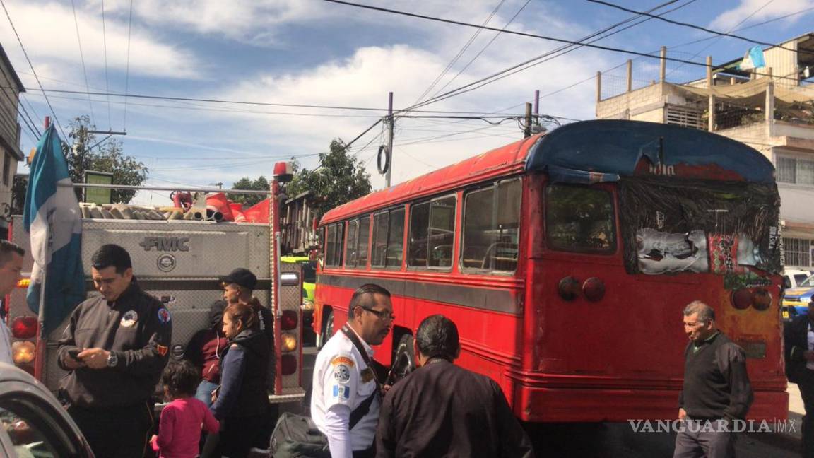 Mujer activa granada dentro de autobús en Guatemala