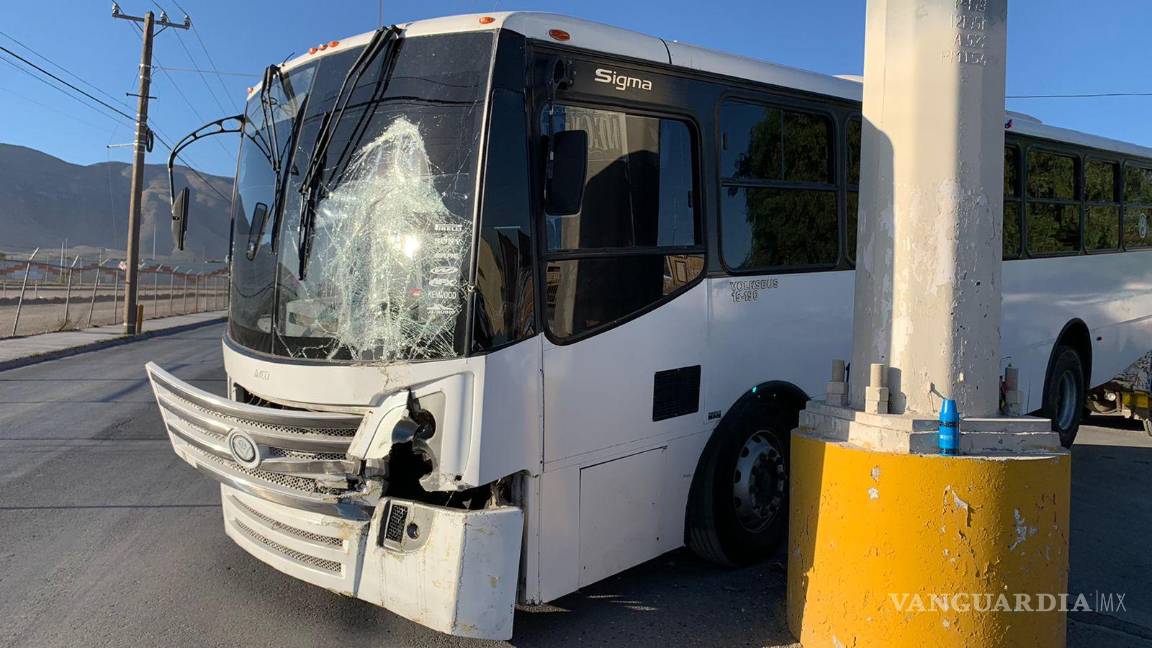 Choca y abandona su camión frente a Centro de Gobierno de Saltillo