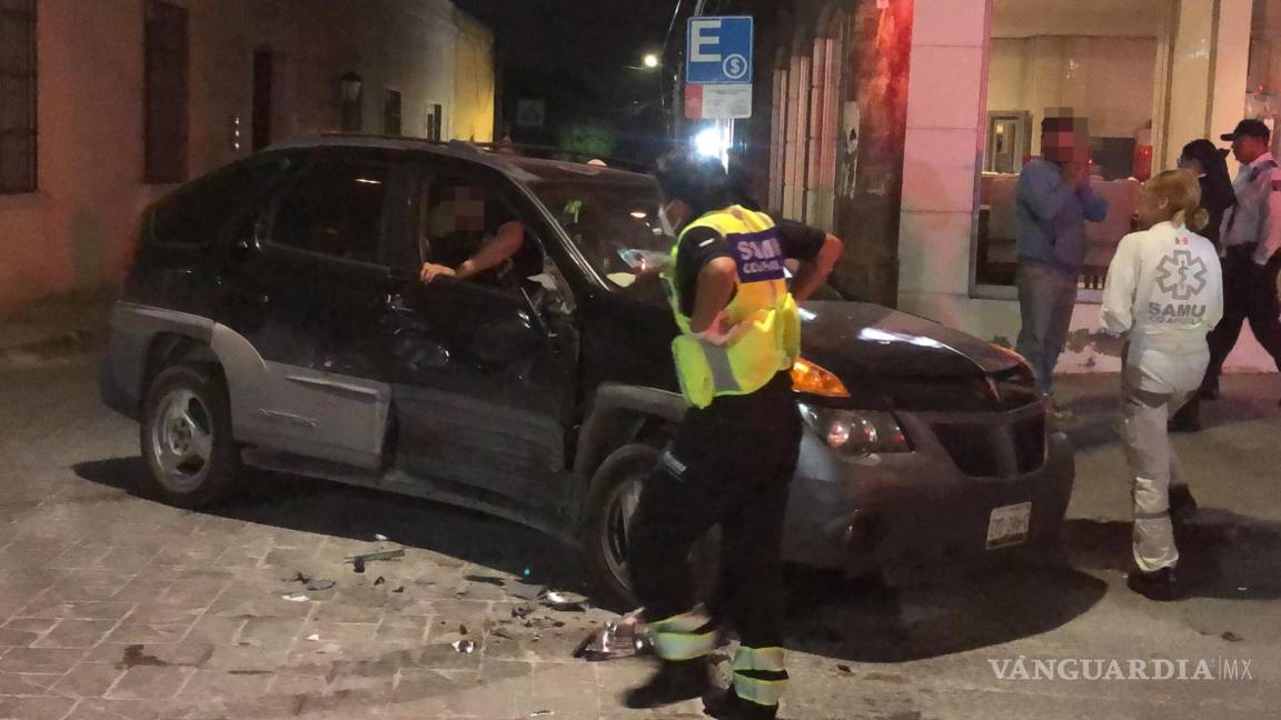 $!La camioneta Pontiac Aztec quedó severamente dañada en su costado derecho y fue proyectada contra un poste de madera.