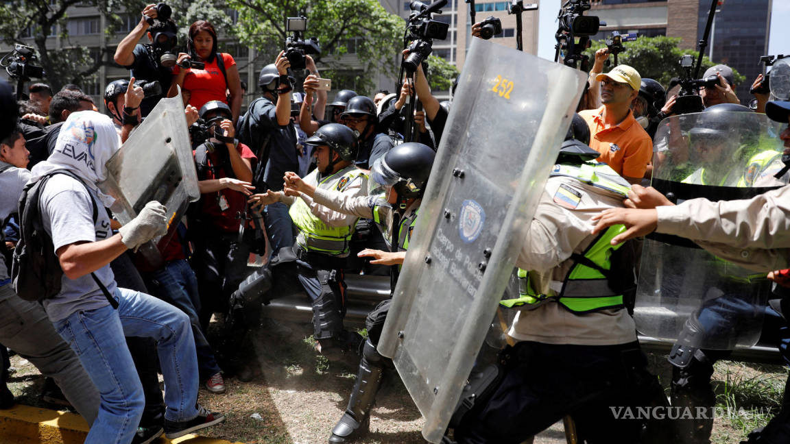 Disparos y gas lacrimógeno: Maduro reprime una manifestación opositora en Caracas
