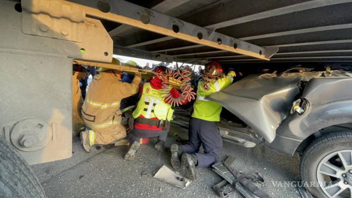 $!Elementos del Cuerpo de Bomberos realizaron maniobras de rescate para liberar al conductor atrapado en la unidad.