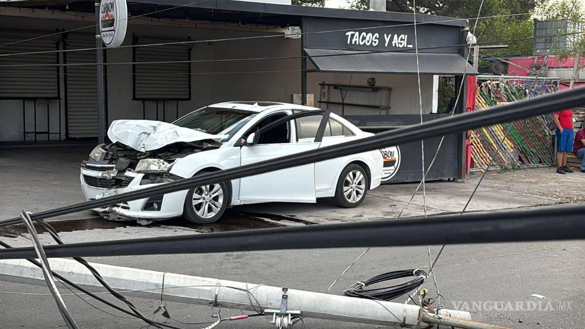 $!Conductora sufre convulsión al volante y choca en bulevar Jesús Valdés Sánchez, en Saltillo