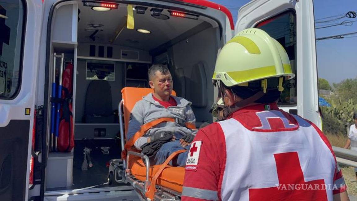 $!El repartidor de DiDi Turbo fue trasladado al Hospital General con posibles fracturas en ambas muñecas.