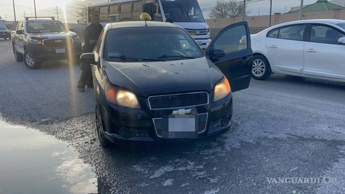 $!La conductora logró detener su marcha y solicitar apoyo al notar humo saliendo del vehículo.