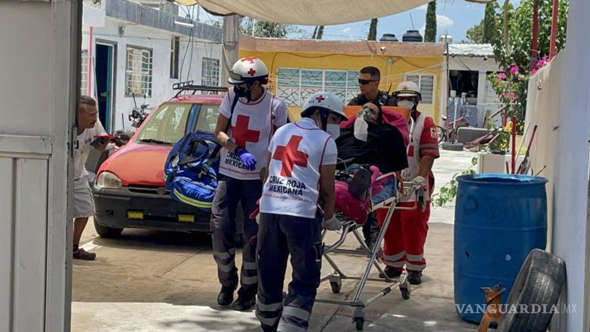 $!Víctor Manuel, de 28 años, fue llevado en ambulancia al Hospital General después de haber sido herido en el cuello por un arma blanca.