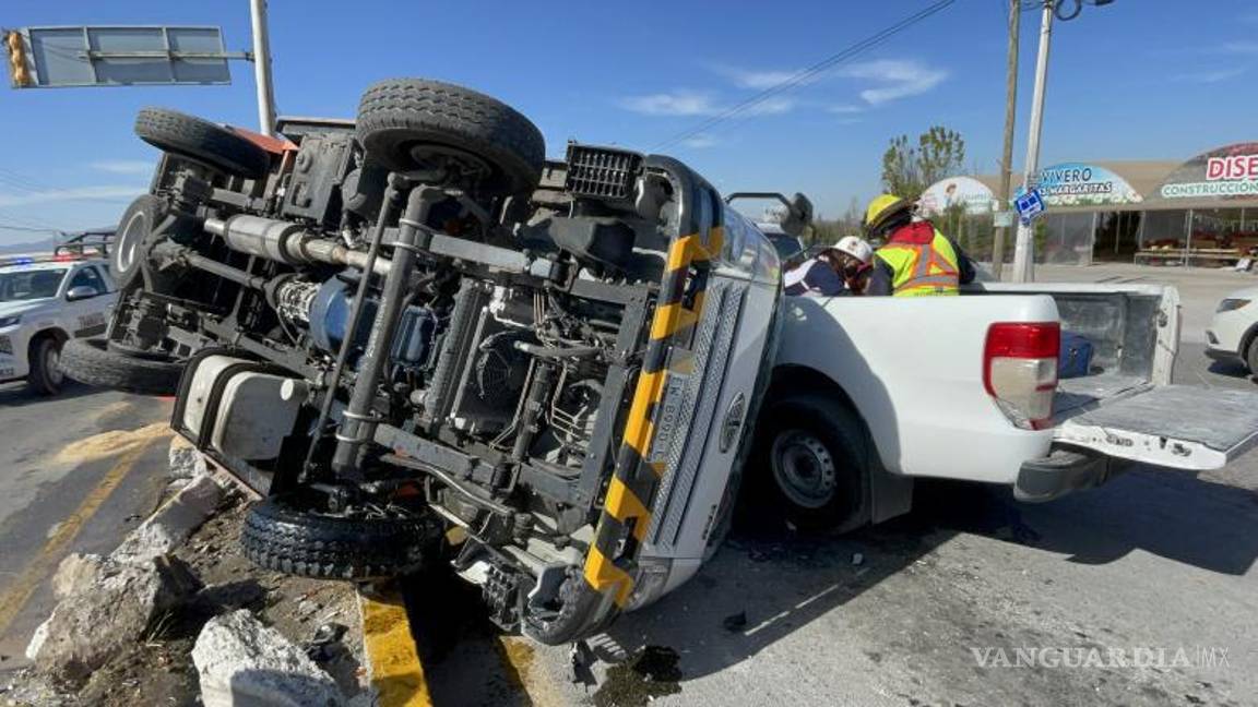 $!Parte de los garrafones transportados por el camión cayeron sobre una camioneta Ford detenida en el semáforo.