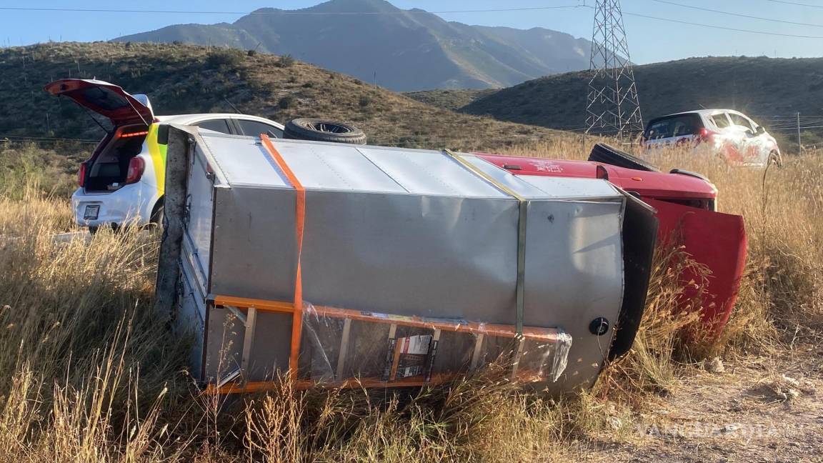 Camioneta se vuelca en la carretera a Zacatecas