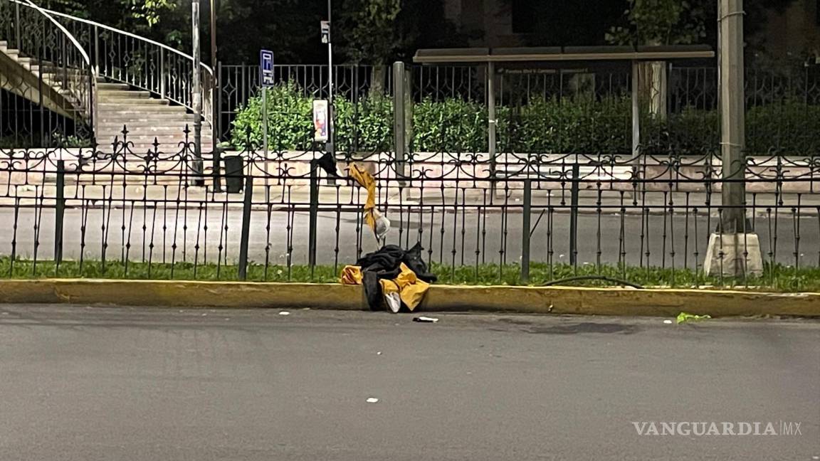 Motociclista se debate entre la vida y la muerte tras aparatoso accidente en Saltillo