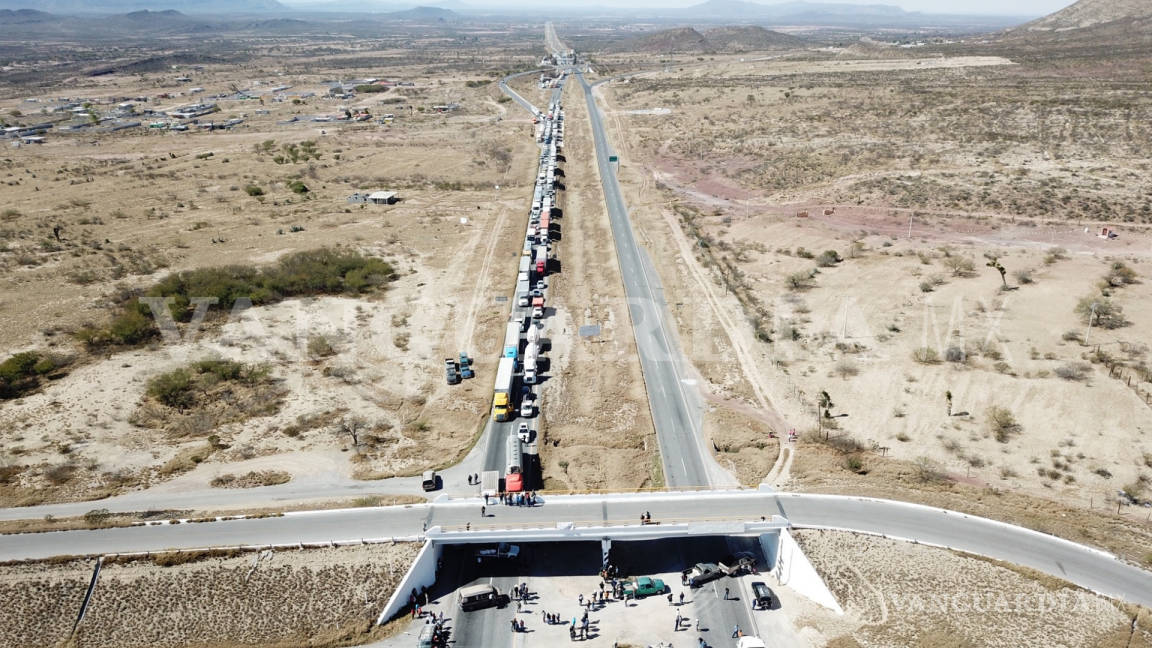 Caos por 6 horas en autopista de Coahuila; 200 campesinos bloquean vías para exigir cierre de basurero tóxico
