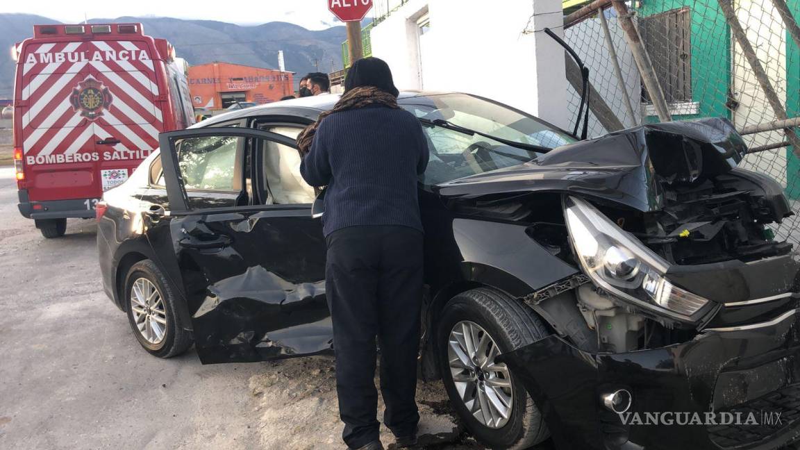 Doble accidente deja mujer lesionada en Fundadores, Saltillo