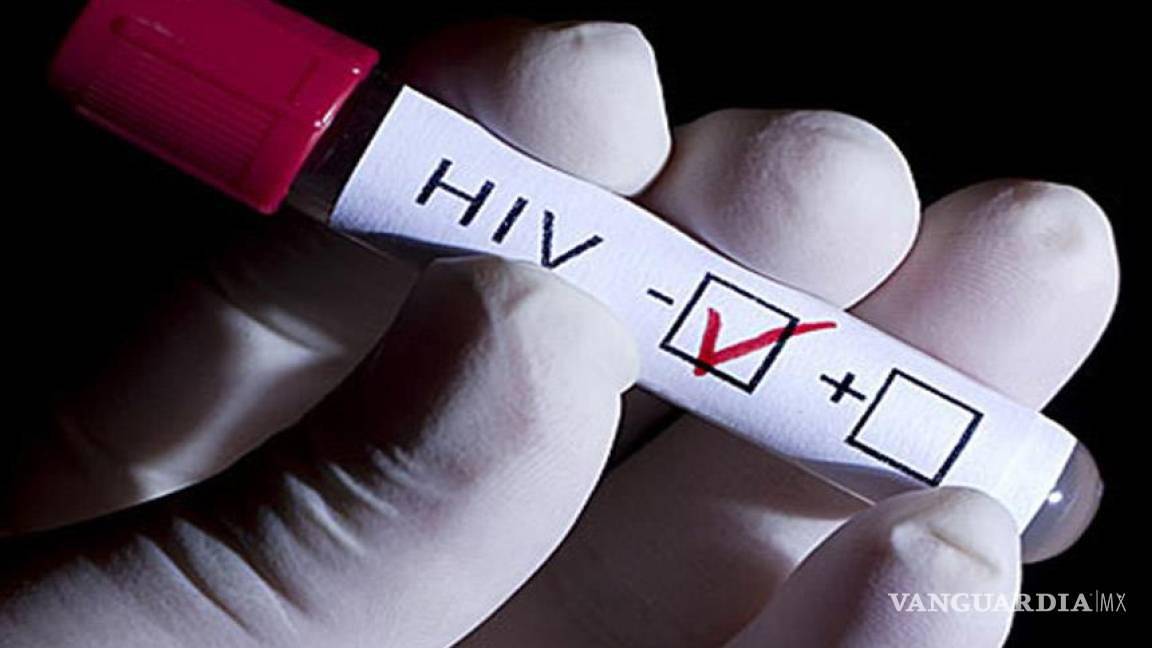 Federación redujo drásticamente gasto para VIH-SIDA, señala activista de Saltillo