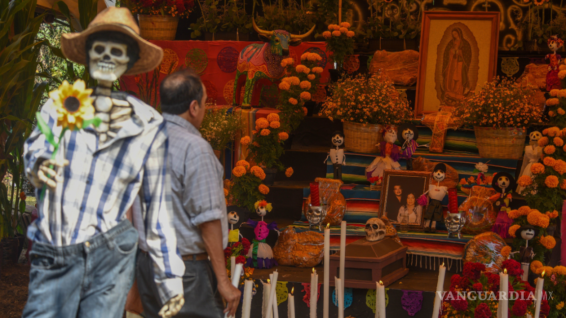 $!Esta festividad se distingue por su mezcla de raíces prehispánicas y elementos católicos que, juntos, ofrecen una forma única de honrar y recordar a los seres queridos fallecidos.