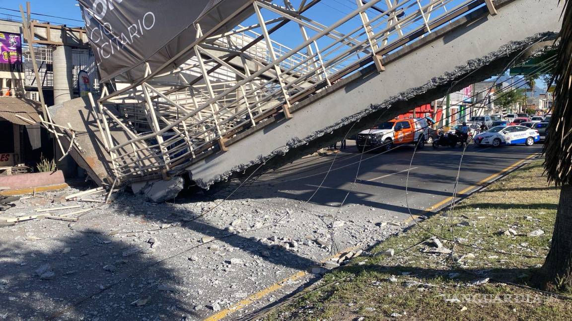 Grúa derriba puente peatonal en Nuevo León; hay tres lesionados