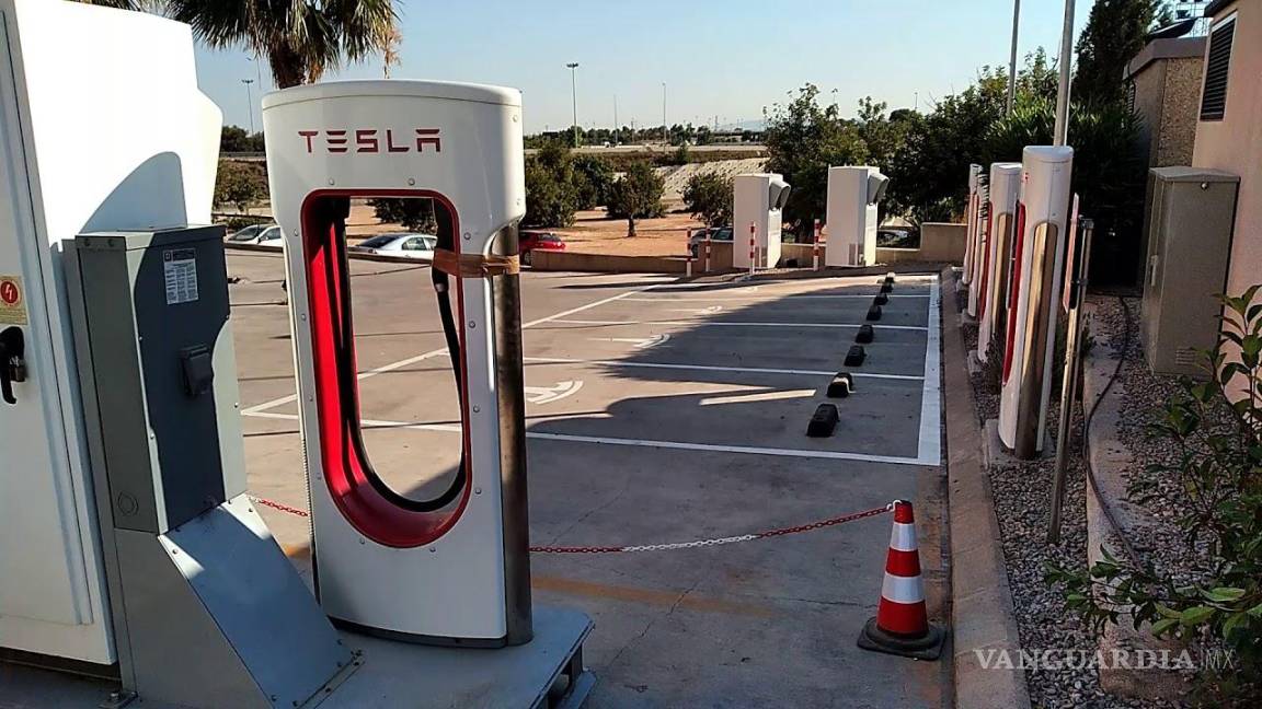 Acuerda Ford utilizar estaciones de carga de Tesla