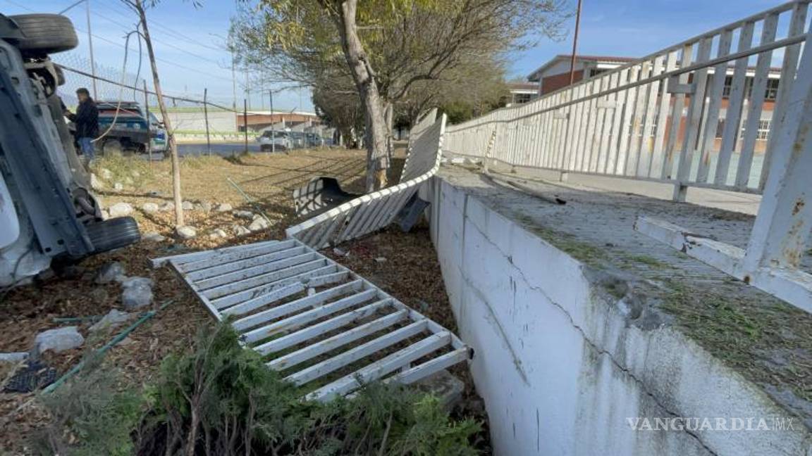 $!La volcadura dejó daños en el COBAC, luego de que el vehículo ingresara al plantel tras perder el control a más de 120 km/h.