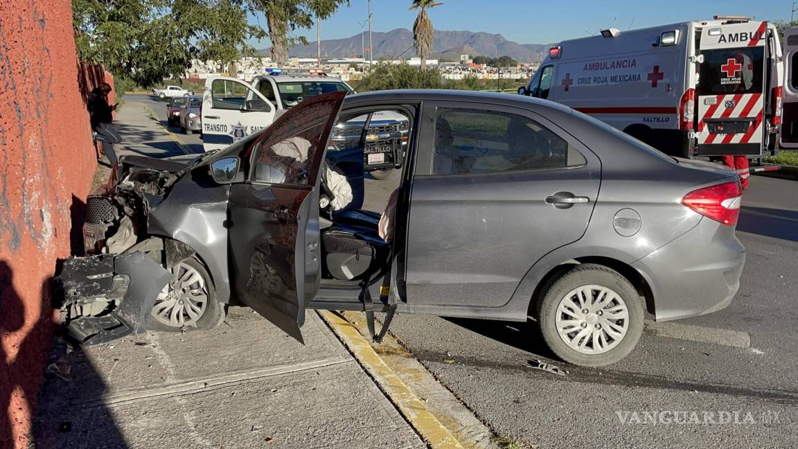 Saltillo: joven sufre ataque convulsivo y choca, Cruz Roja asistió al conductor