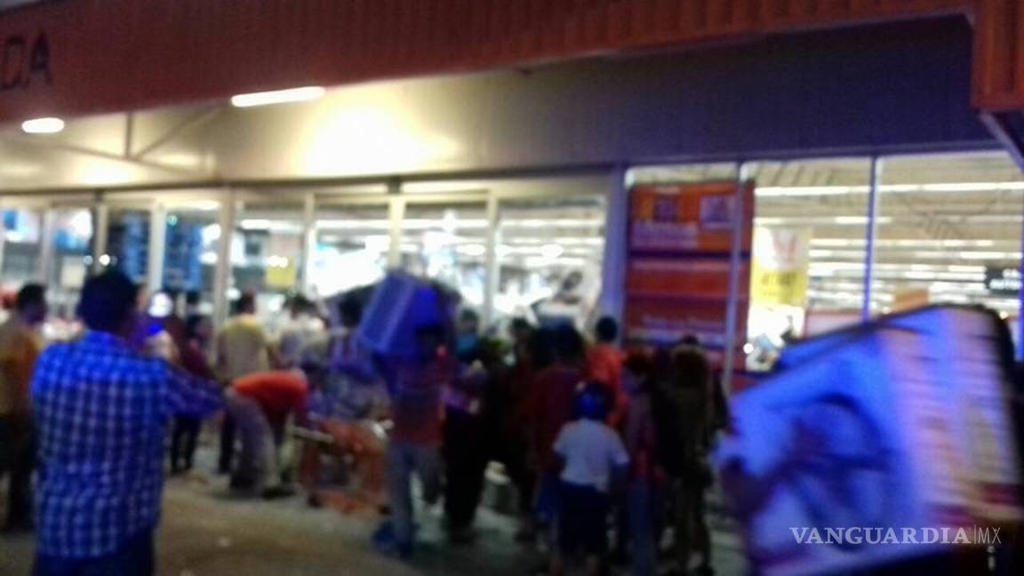 $!Amanece Veracruz con bloqueos y saqueos por el gasolinazo