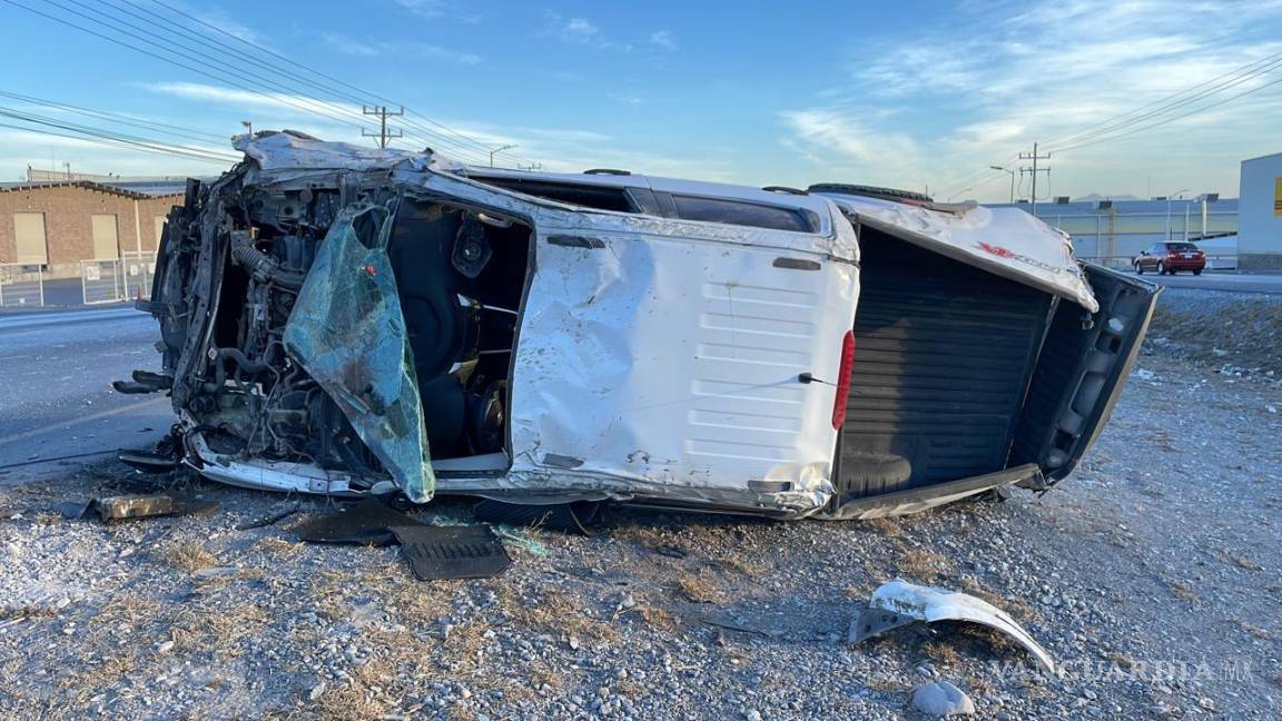 Conductor vuelca en Ramos Arizpe, asegura que el viento provocó el accidente