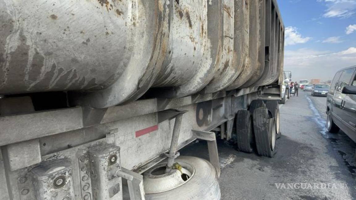 $!Bomberos de la Estación Derramadero sofocaron por completo el fuego y evitaron que la hierba seca en la zona se incendiara.