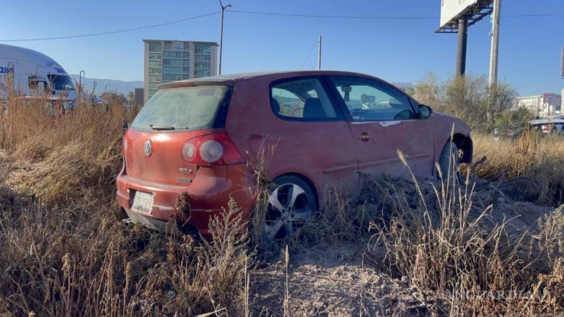 $!El conductor fue entrevistado por autoridades tras el percance vial.