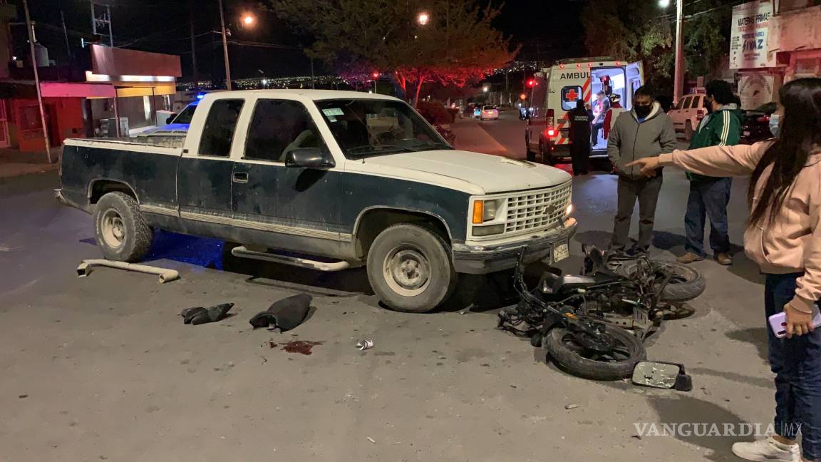 Lesiona a dos motociclistas en calles de Saltillo, conductor de camioneta ‘no los ve’